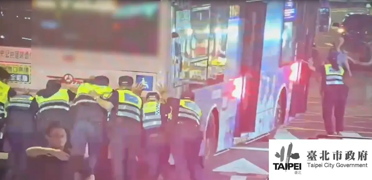 文山區街頭上演「神力推車」!公車深夜拋錨,十警合力排除路障感動路人