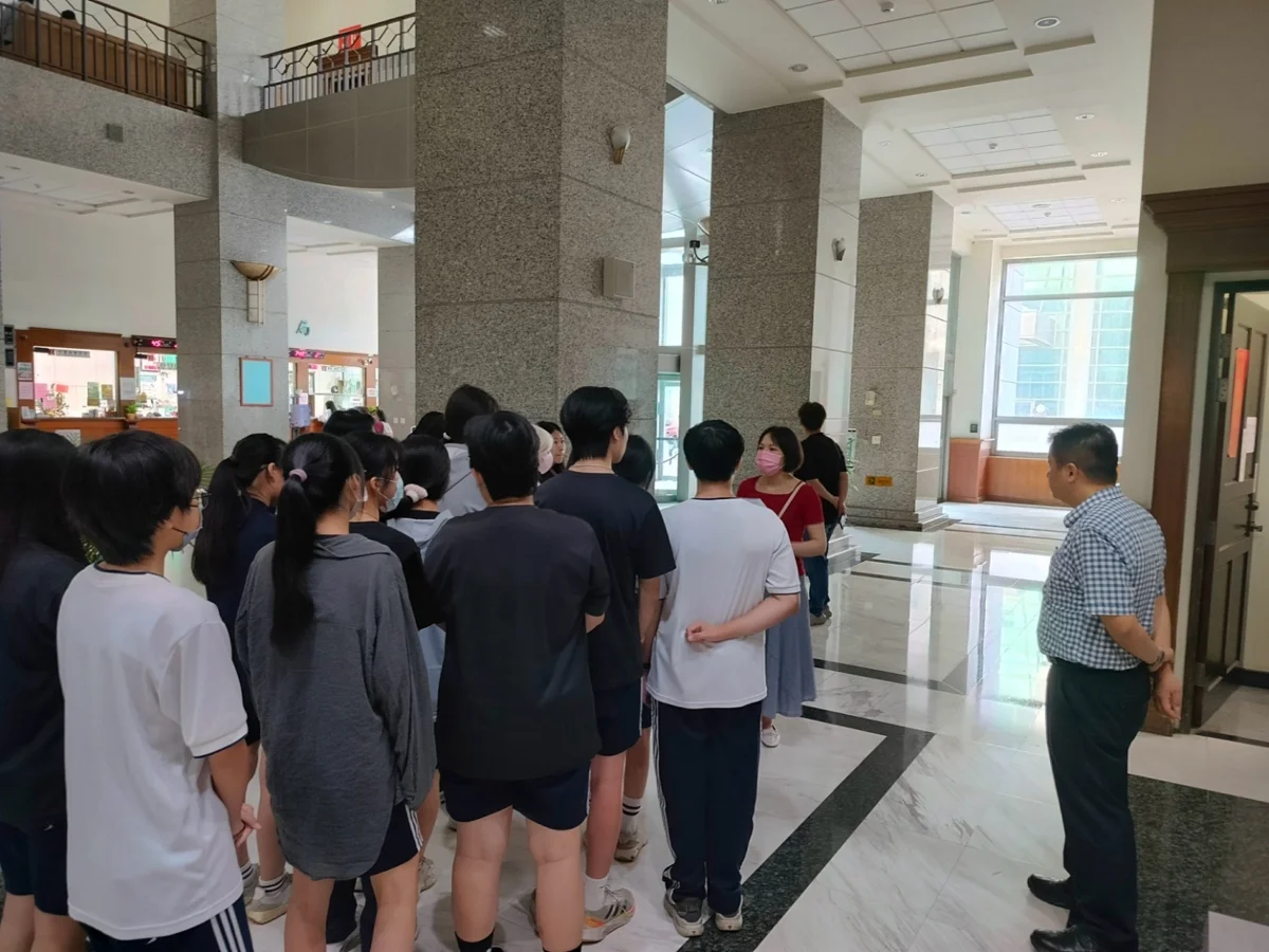 法院開箱!南寧高中師生「逗陣繞法院」 揭開真實法庭面紗