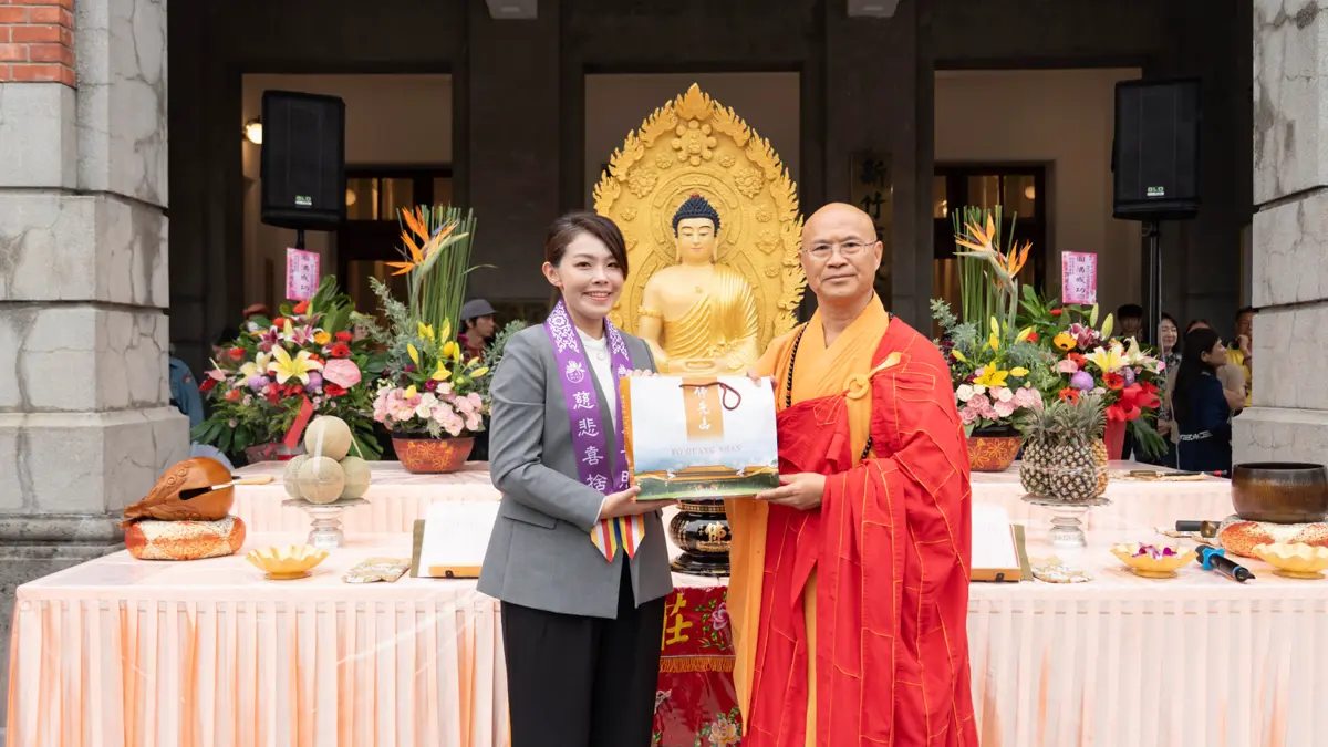 百僧莊嚴行腳 新竹市區現祥和景象!佛光山托缽祈福 市長高虹安親迎