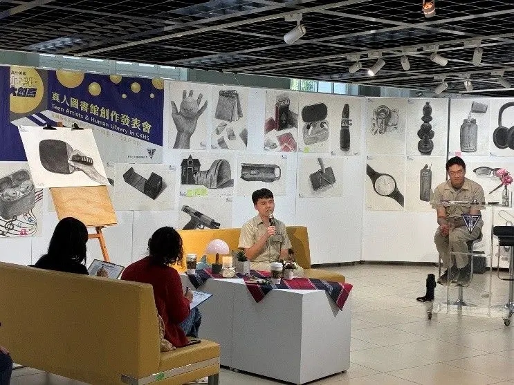 建中生炭筆素描展「說畫」!反思AI時代創作價值,近300件作品打造沉浸式「鏡屋」