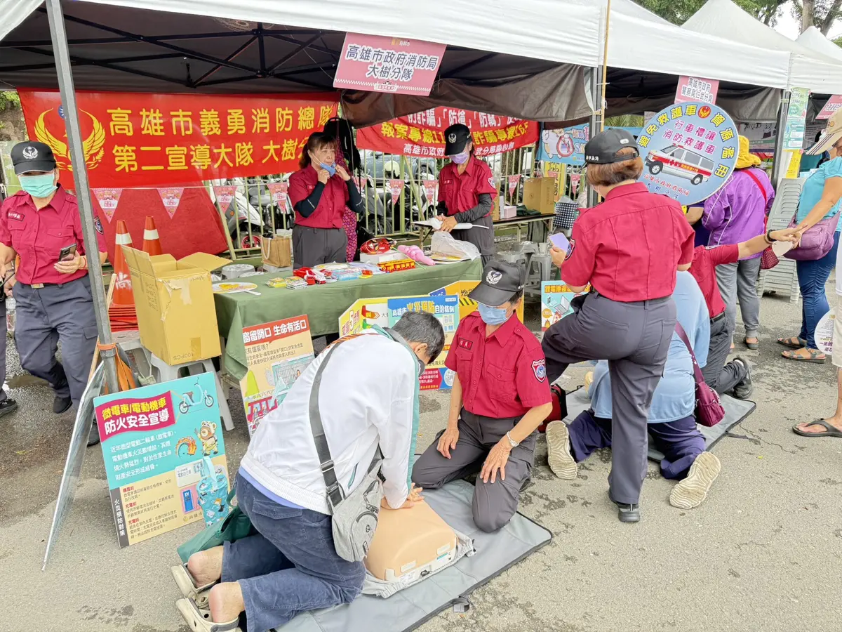 大樹鳳荔季不只吃！消防隊現場教CPR，大人小孩變身急救英雄