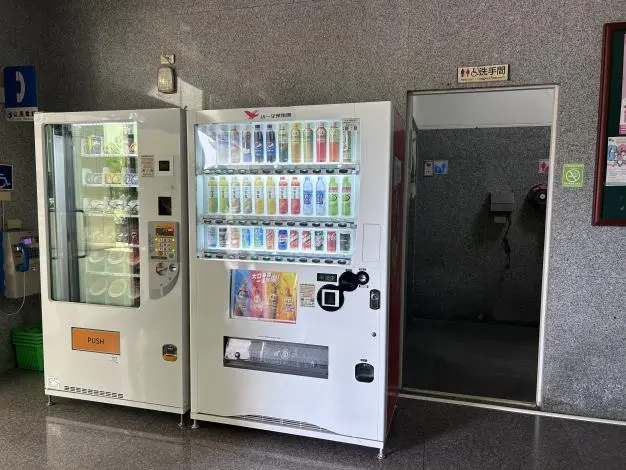 新營上班族福音!民治市政中心驚現「24小時柑仔店」,飲料泡麵隨時補給