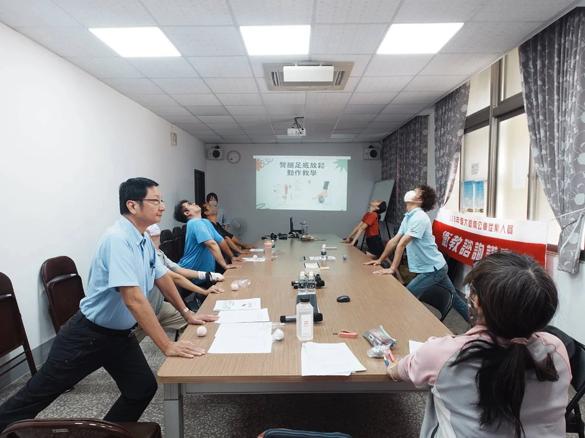 拒絕毒駕與職業病!南市府攜奇美醫院教公車駕駛「筋膜球」紓壓