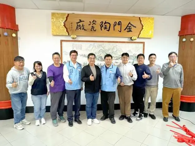 金門陶瓷廠換新匾!國寶大師陳啟村操刀,于右任墨寶化身立體木雕