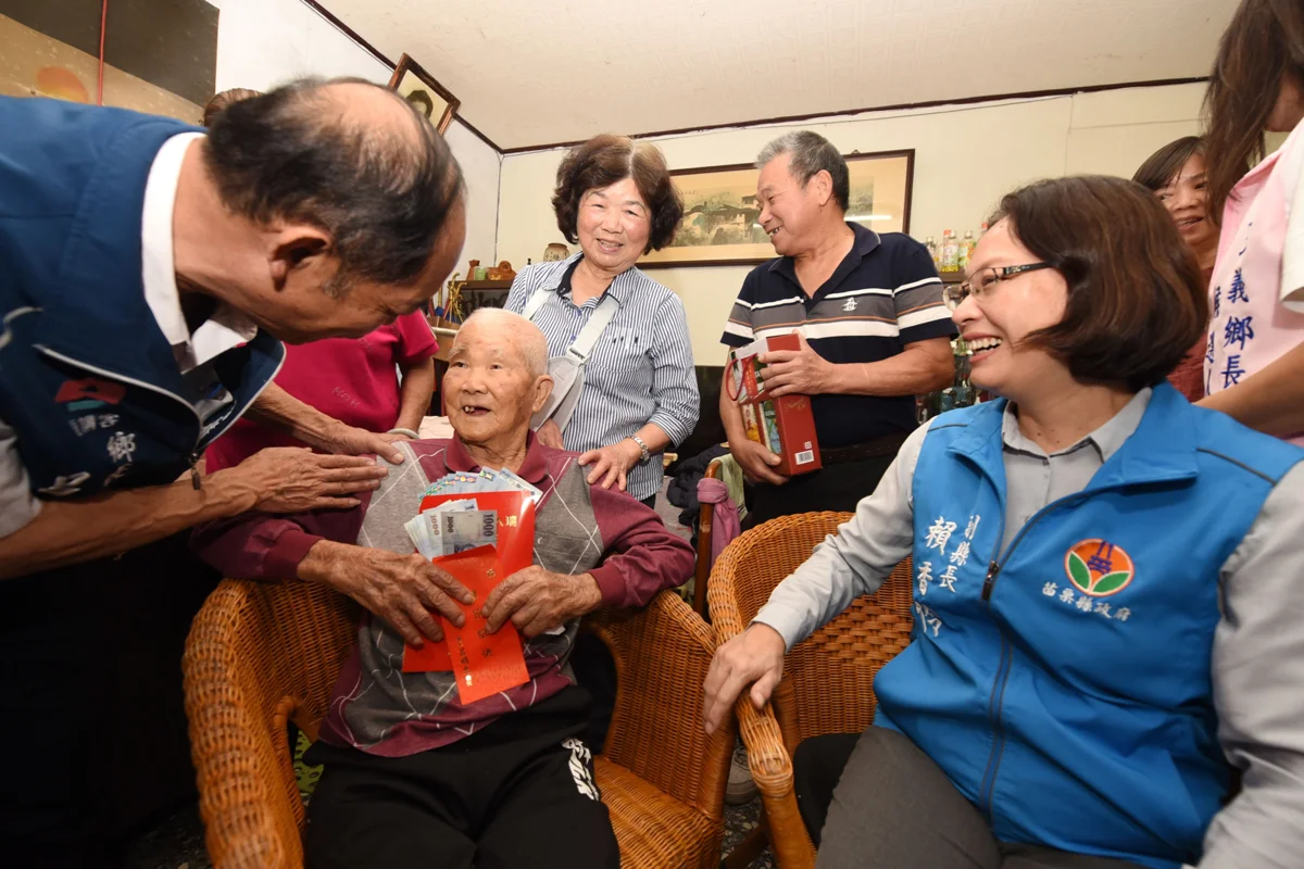 重陽敬老!苗栗縣百歲人瑞大增至216位 縣府親送萬元禮金添福壽