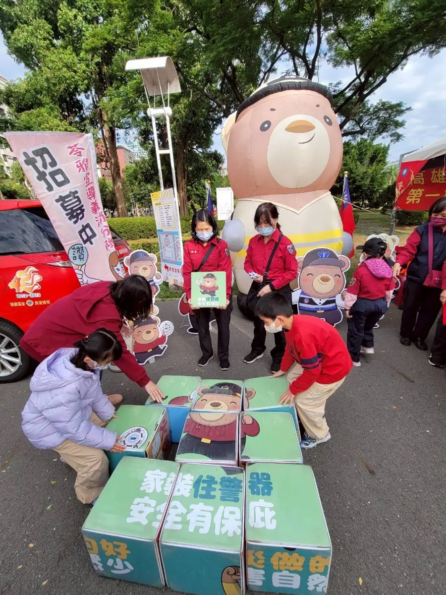 高雄元旦升旗新亮點!消防局設攤玩「積木」 教防災知識大獲好評