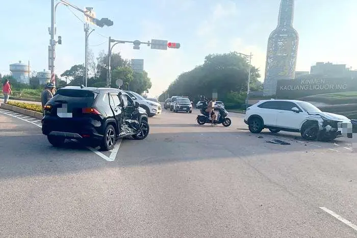 金寧鄉桃園路口爆車禍!左轉車與直行車猛撞 1人受傷送醫