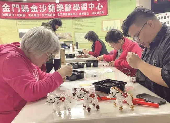 金沙阿公阿嬤巧手串珠!「馬上有錢」招財小物超吸睛,寓意滿滿迎新年