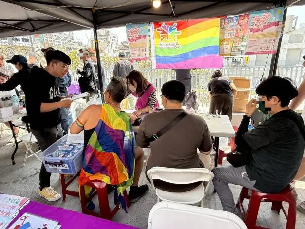 台南彩虹遊行登場!衛生局設站挺平權 免費匿名篩檢、M痘疫苗服務一次滿足