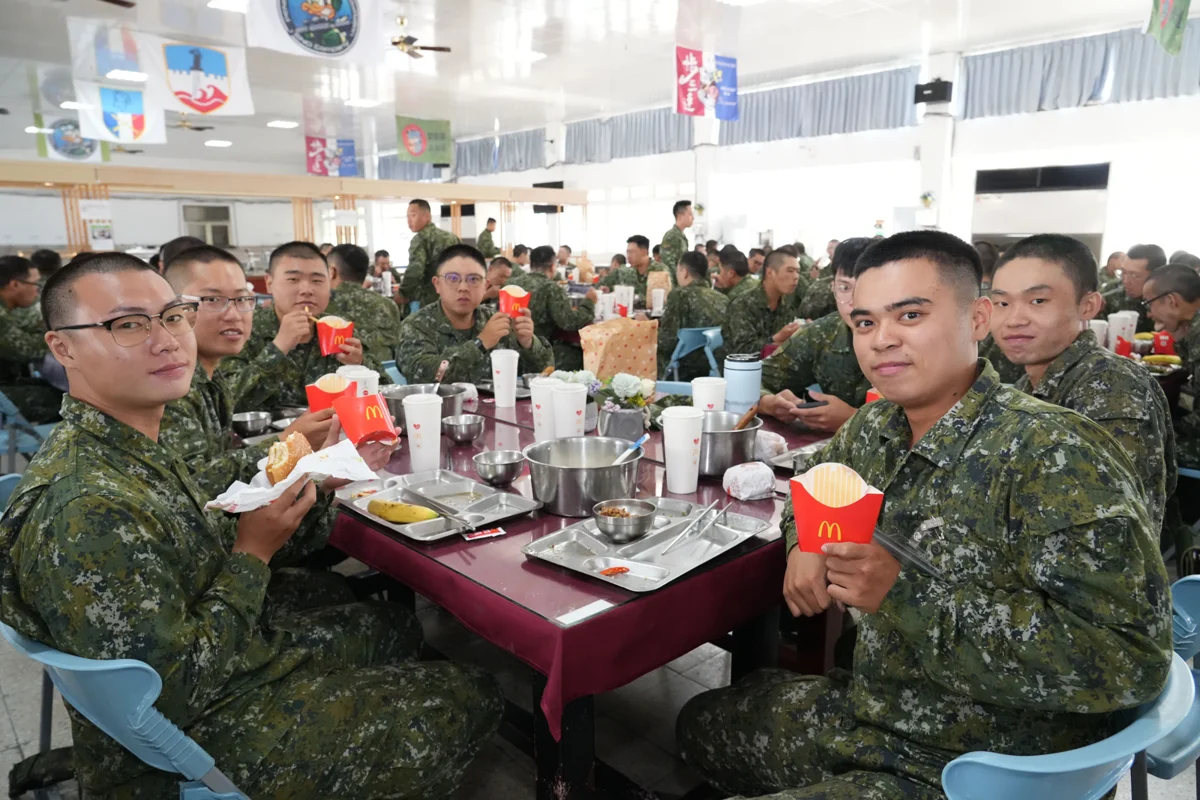 澎湖副縣長林皆興赴光華營區 帶速食加菜慰勞129名在地役男