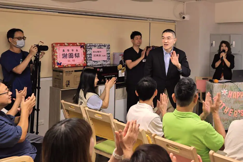 基隆母親節活動溫馨登場!謝國樑推「五動」健康秘訣,揪長輩動腦動手樂活