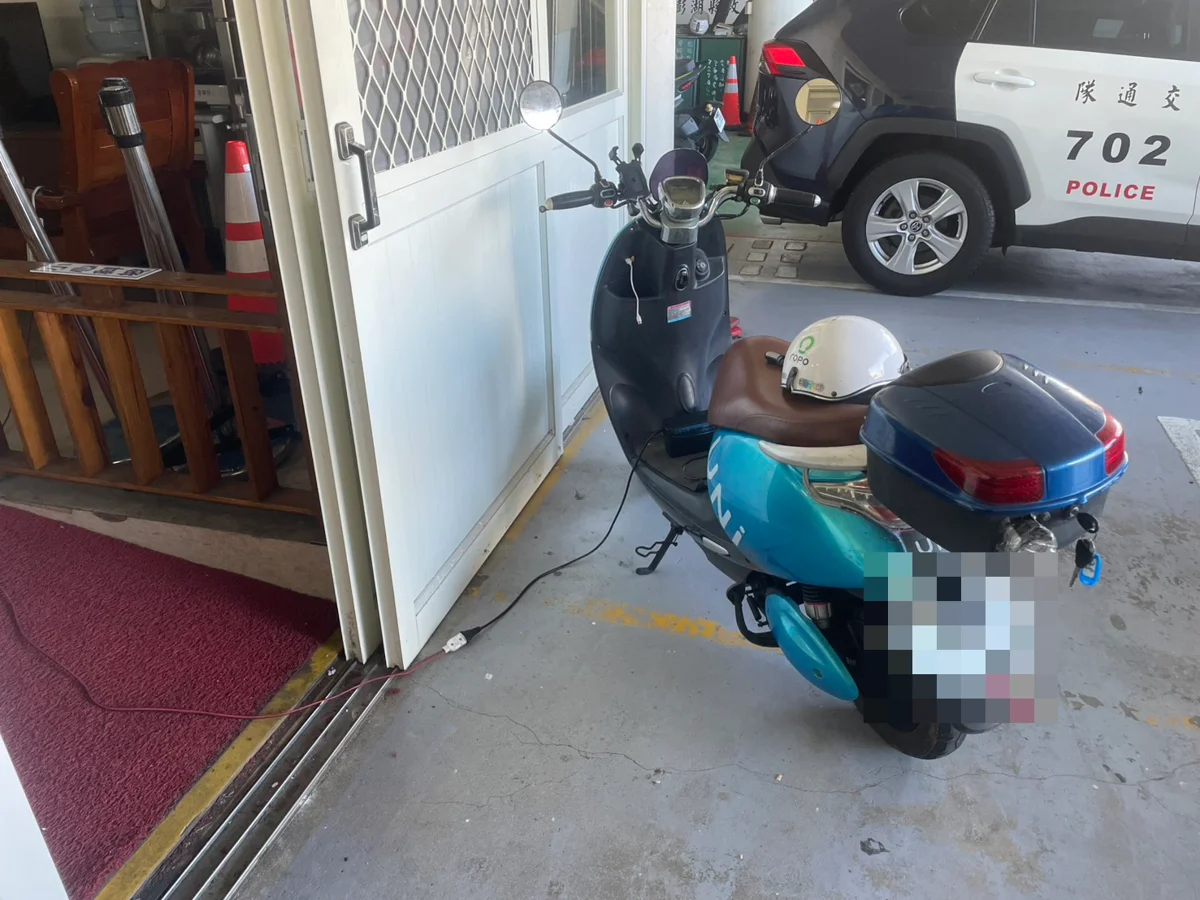遊客急送早餐電動車竟沒電拋錨!馬公警神救援助脫困