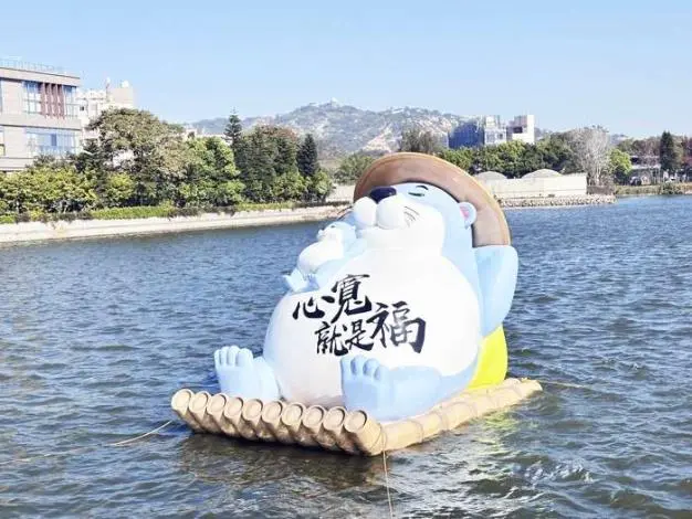 金門太湖新亮點!漂浮「小水獺」萌樣登場 鎮長邀你打卡