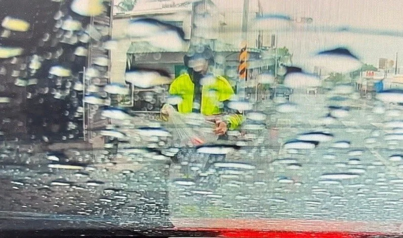 豪雨狂炸臺東!豐里警冒雨「徒手挖垃圾」防積水 網讚:超暖心