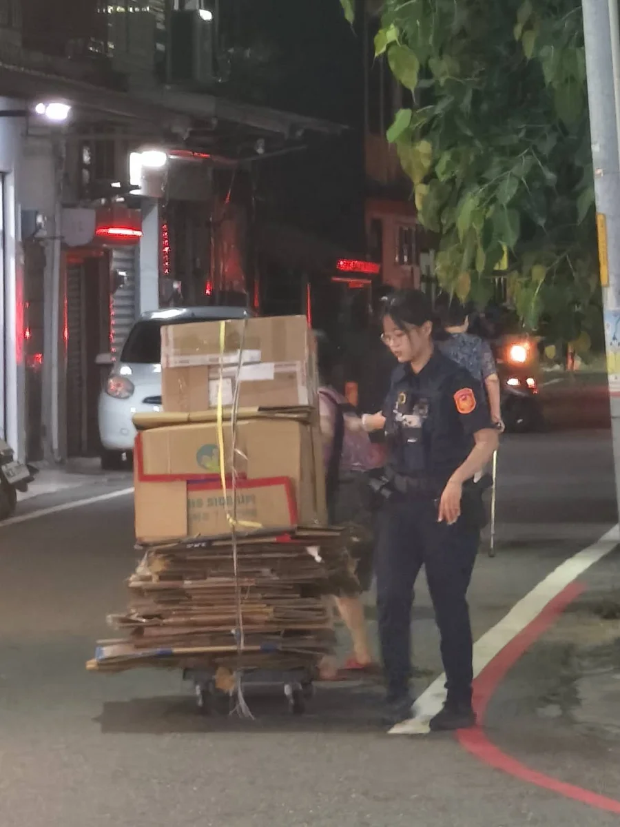 暖心一幕!臺東市回收老婦推車過重卡車陣,中興所員警即刻救援護安全
