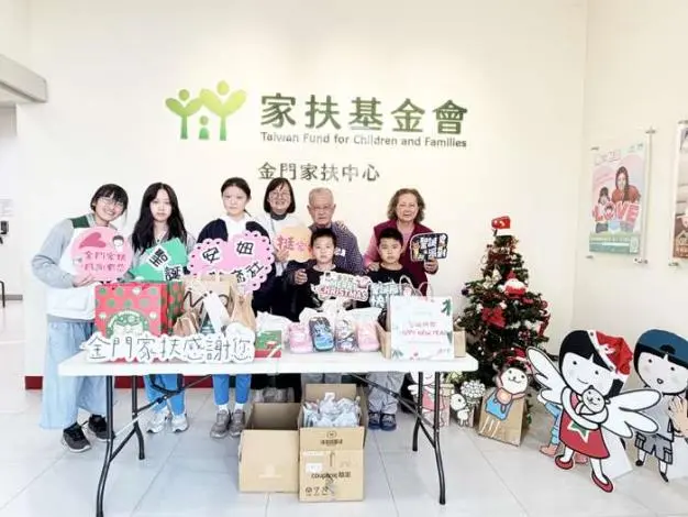 金門農工聖誕送暖4年不間斷!學生手送禮物 家扶中心童展笑顏