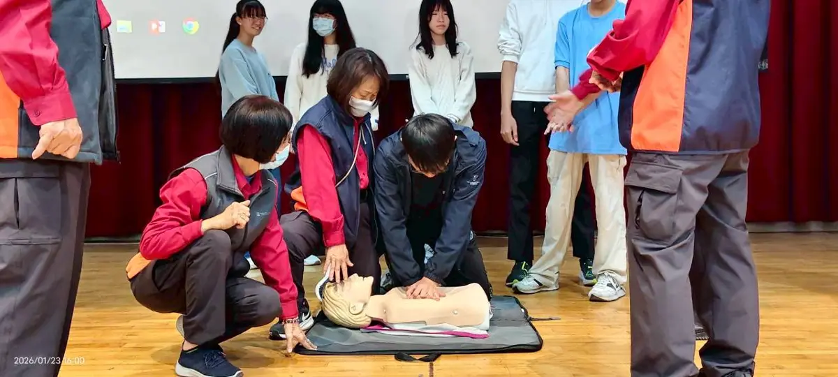 鳳新高中防災演練!消防隊親授CPR、滅火器實戰技巧,防災教育向下扎根