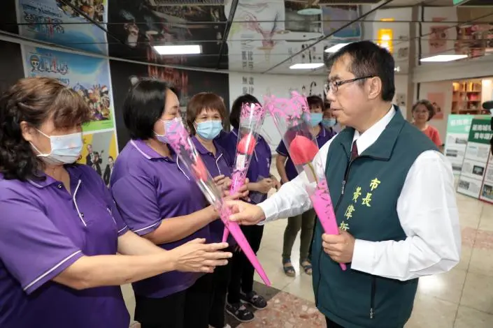 母親節驚喜!黃偉哲親送「乎好」火鶴花,祝福台南媽媽們