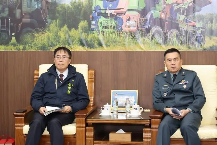 關廟新砲校啟用！黃偉哲視察允諾解決訊號、交通2大痛點，綠16公車明起繞駛營區