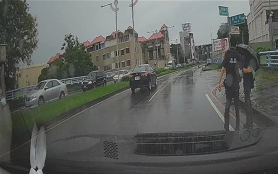 颱風強降雨視線差!視障者受困車流 彰化暖警冒雨解圍