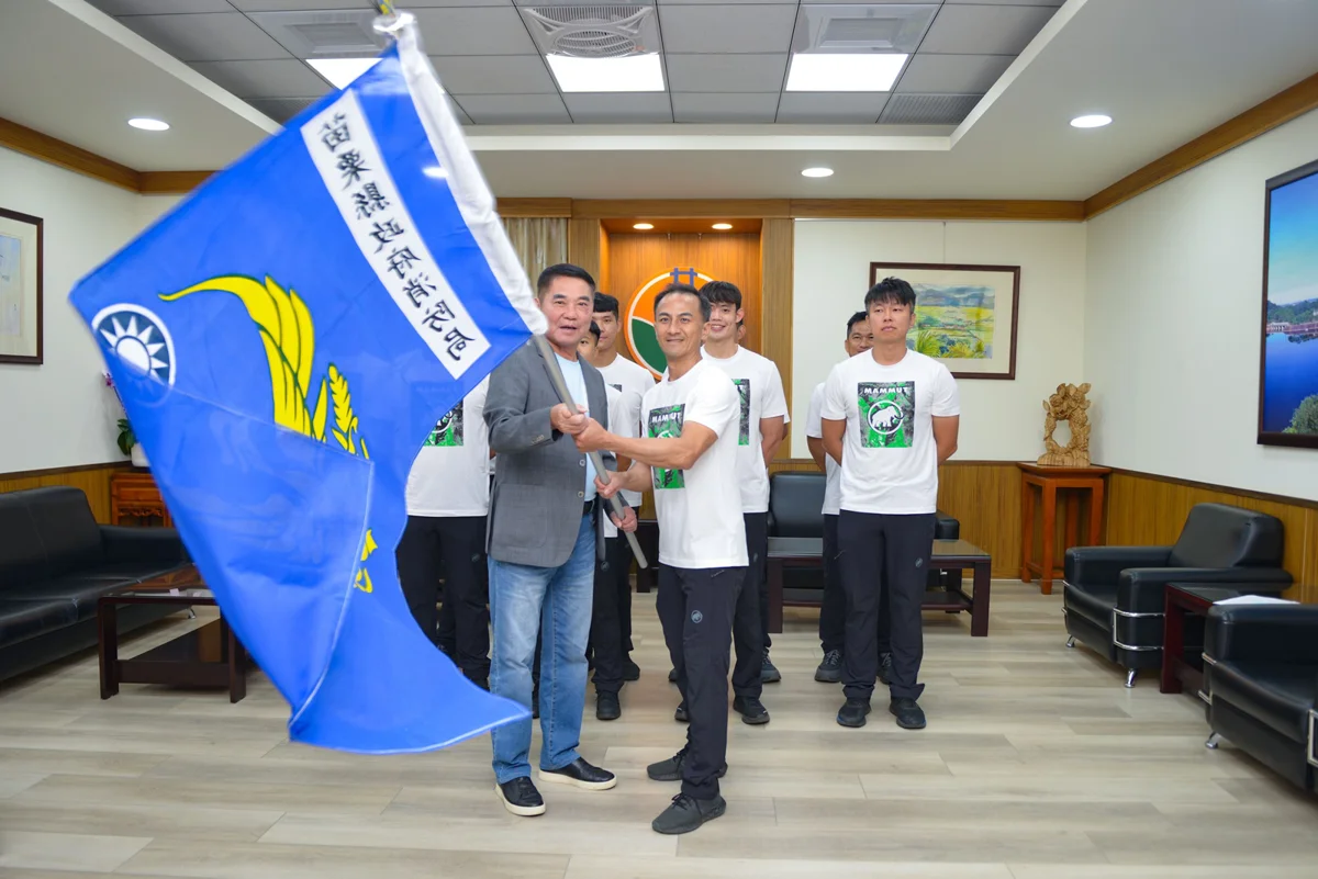 迎戰國際車禍救援挑戰賽!苗栗縣長鍾東錦授旗「喵爪」特搜隊拼連霸