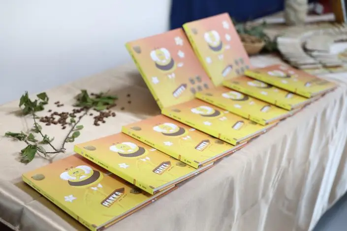 東山不只龍眼！《抱抱小蜜蜜》繪本超萌登場，帶你尋訪百年客底文化