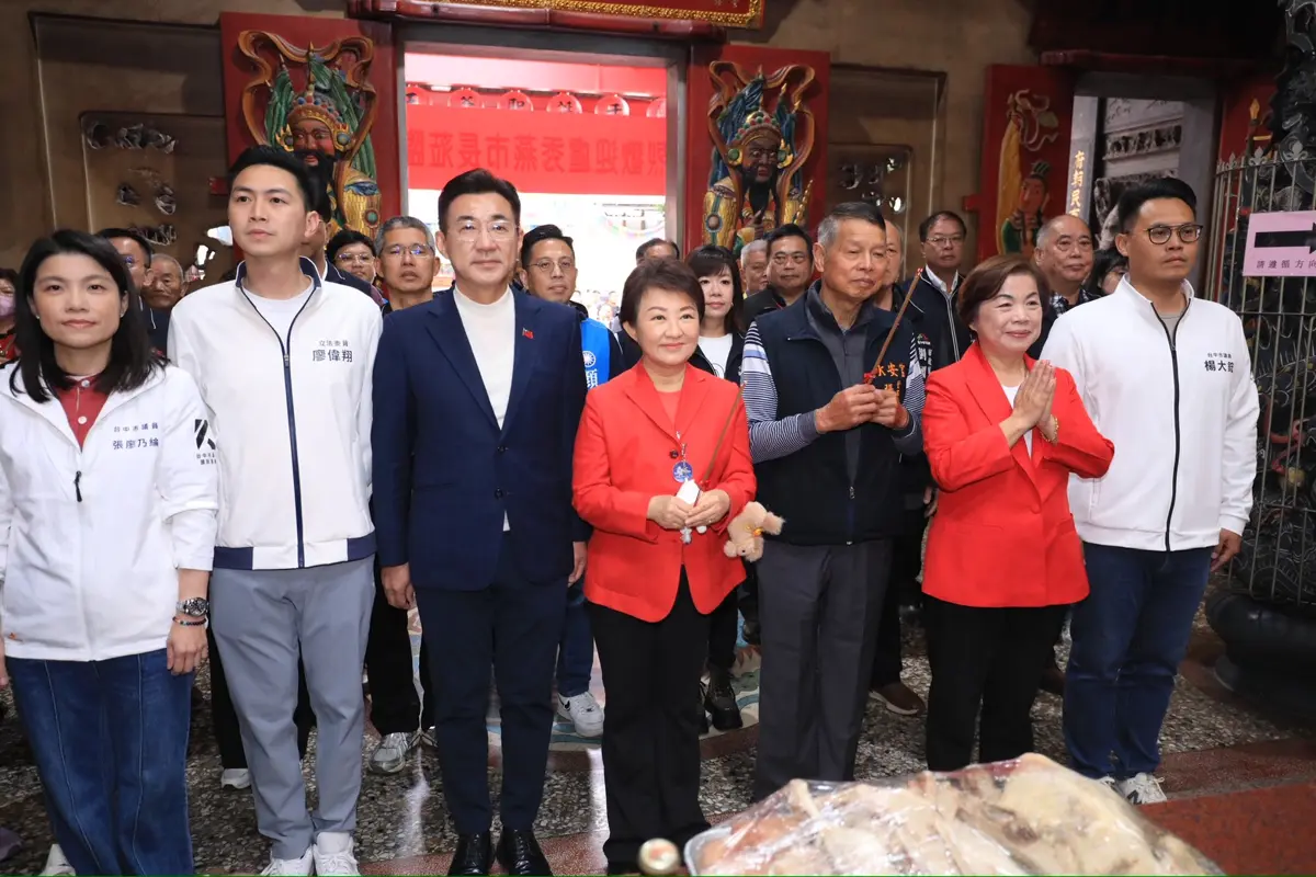 盧秀燕大年初一走春!連跑4宮廟發「馬到金來」紅包,民眾半夜11點就來卡位