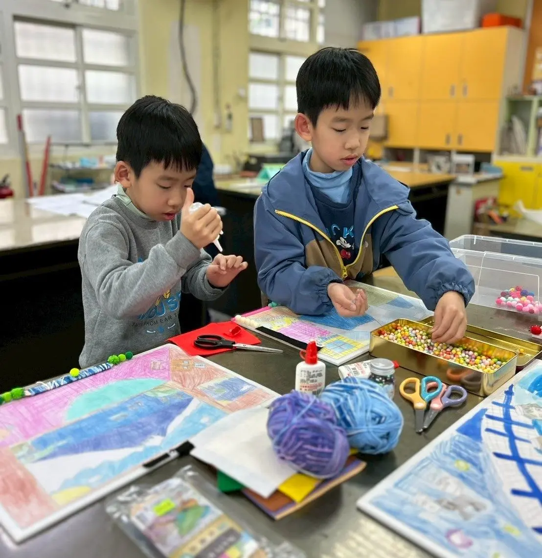 穿越時空!明道國小學童畫筆重現嘉禾新村「時光劇場」,展期只到4月底