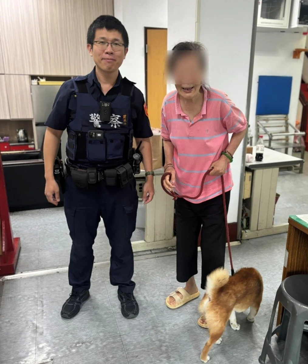 牽繩鬆脫愛犬走失急壞阿嬤!大同警調監視器大街小巷找回柴犬