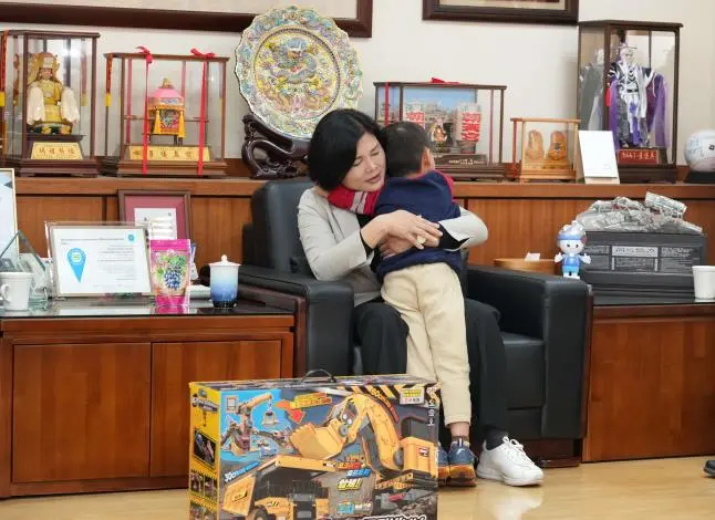 雲林監護童「樂樂」找到新家!縣長張麗善歡送,贈5萬元紅包開啟幸福人生