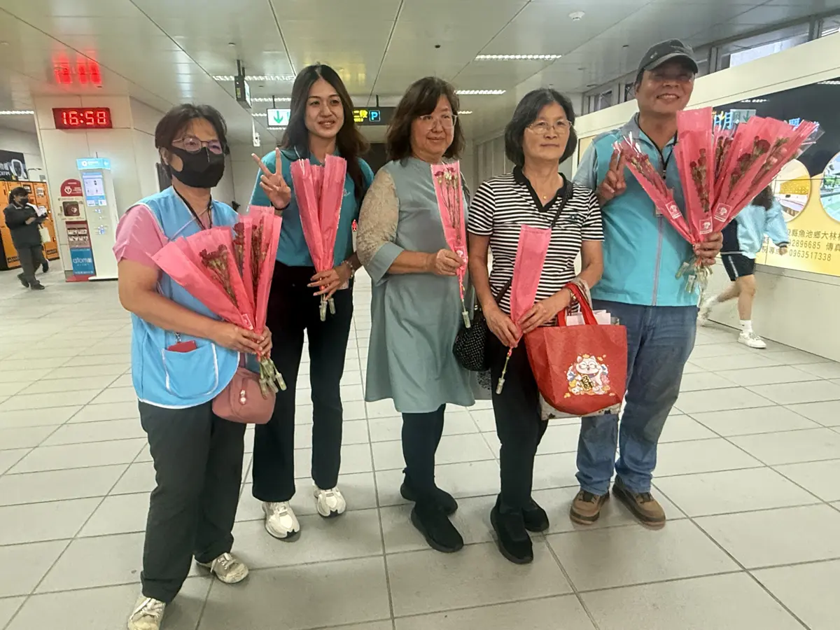 台中捷運站驚喜!母親節送康乃馨 乘客暖喊:像回家的感覺