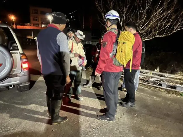 苗栗和興山2登山客摸黑迷途!警義消寒夜馳援,90分鐘內尋獲平安下山