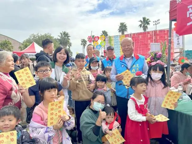 金門寒冬送暖!議員洪成發豪捐2萬6千元園遊券 現場民眾暖心合影