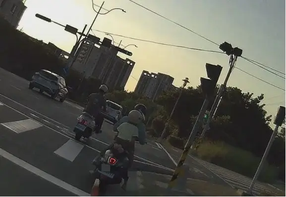 員林機車路口突熄火！巡警神救援助母子脫險