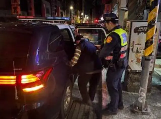 獨坐街邊瑟瑟發抖!北市大同區失智翁迷途,暖警寒冬溫馨護送返家