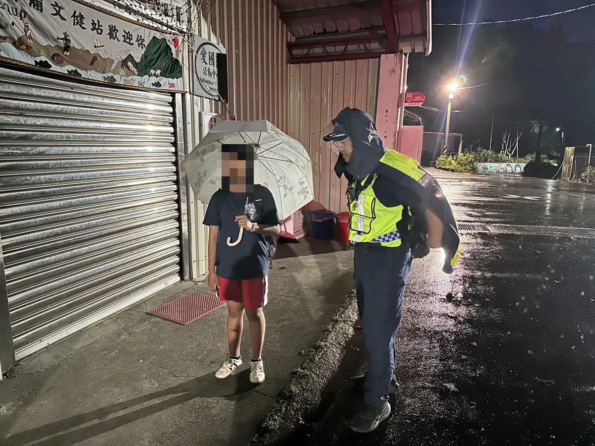 天黑錯過班車！學童孤立無援 大武暖警專車護送返家