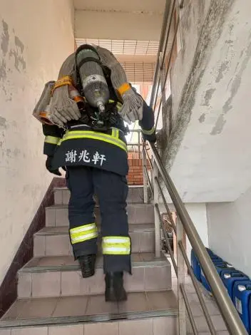 提升救災戰力!苗栗頭屋消防分隊冒雨實施「空氣消耗測試」