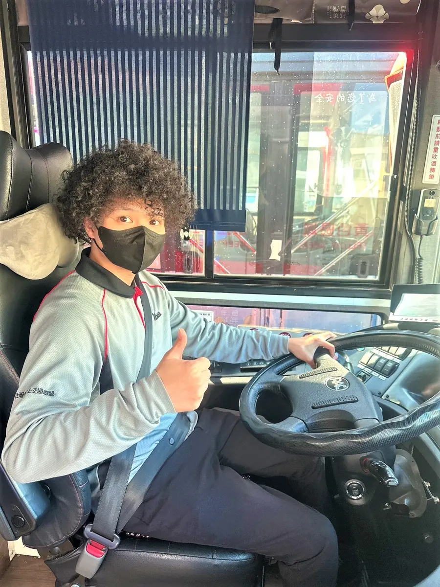 台中300公車驚魂!乘客「口含濃煙」嗆不怕罰 司機1句話化解危機全車鼓掌