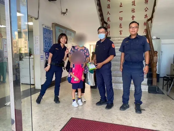 「憑感覺送孫子」阿嬤送錯校!楊梅警員即時協助正確送達