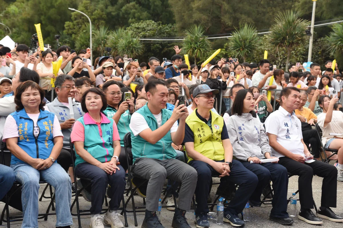 通霄海水浴場音樂會嗨翻!玖壹壹領軍熱唱 結合美食沙雕打造夏日盛宴