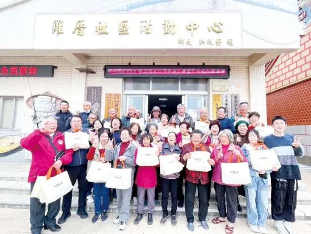 烈嶼企業家返鄉送暖!吳清安夫婦贈200份「VOLA維菈」禦寒衣物回饋羅厝長者