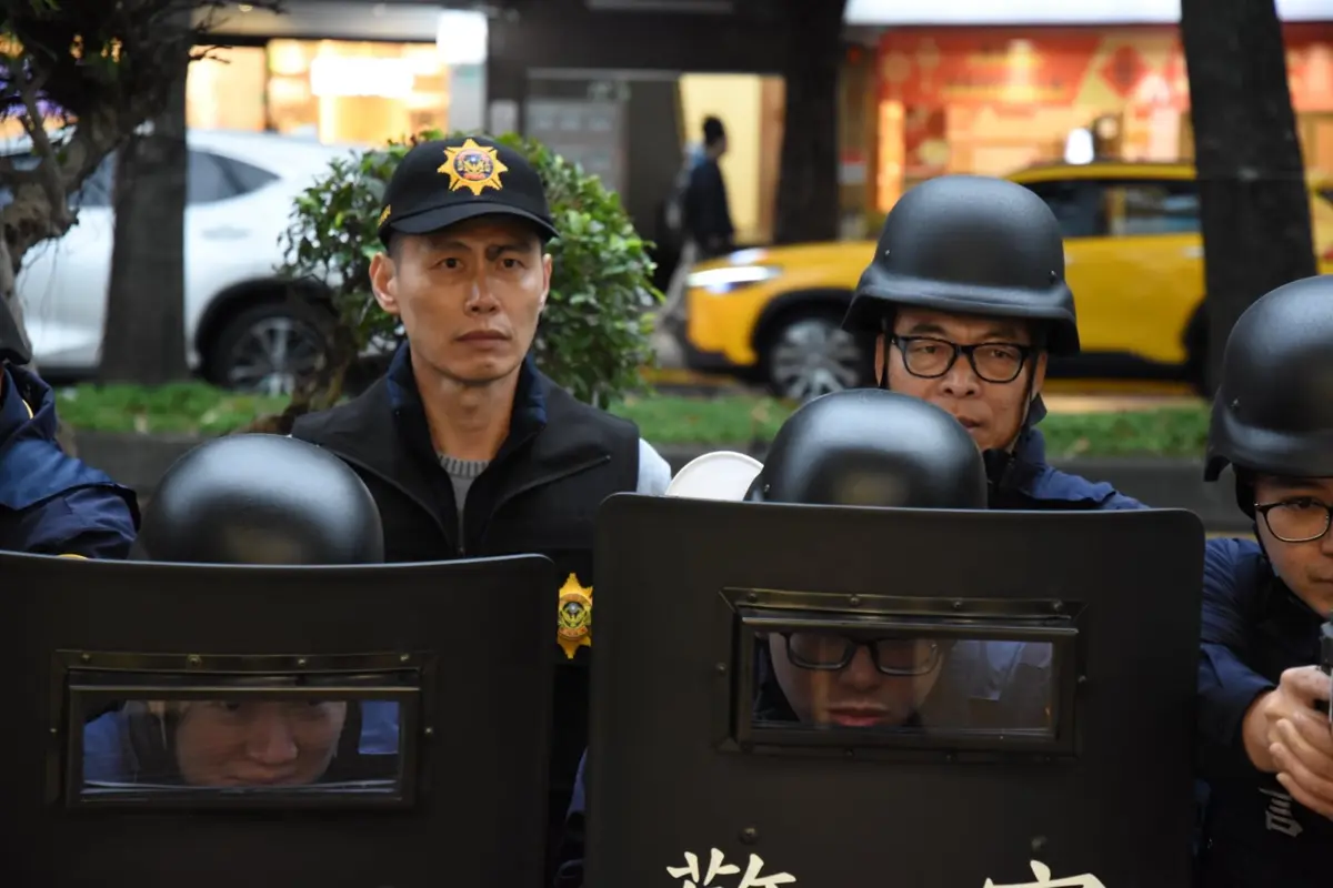 松山驚傳銀行搶案!警匪對峙、煙霧彈齊飛 真相竟是春安防搶演練