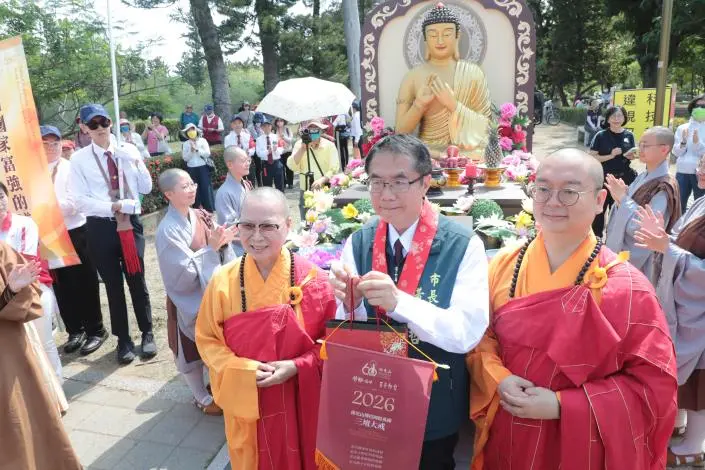 百僧行腳祈福！佛光山60週年托缽隊伍抵台南 黃偉哲現身感謝
