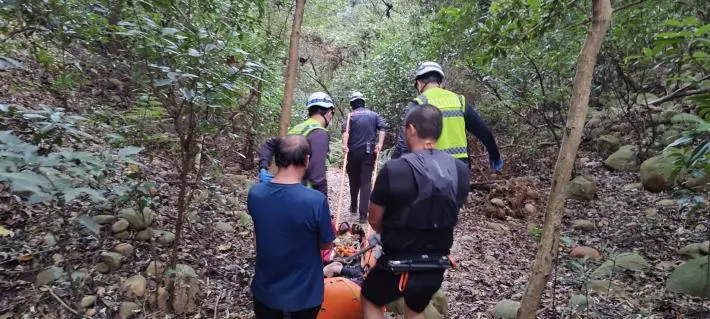 三義火炎山驚魂!男登山客突發胸痛無力,消防隊緊急救援下山