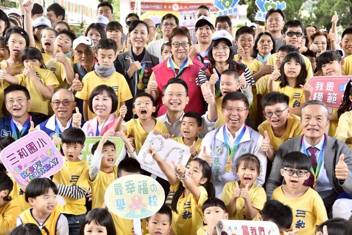 龍潭三和國小80歲！副市長蘇俊賓驚喜現身 送上親手設計「魯冰花」紀念杯
