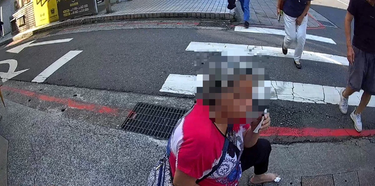 內湖婦牽單車慘摔路邊滿臉傷 熱心警員神救援陪同送醫