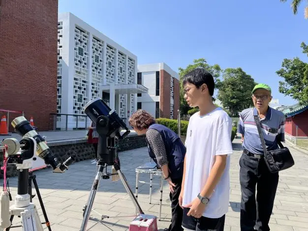 日本工程師台南街頭架望遠鏡!免費邀你看太陽 日珥畫面超震撼