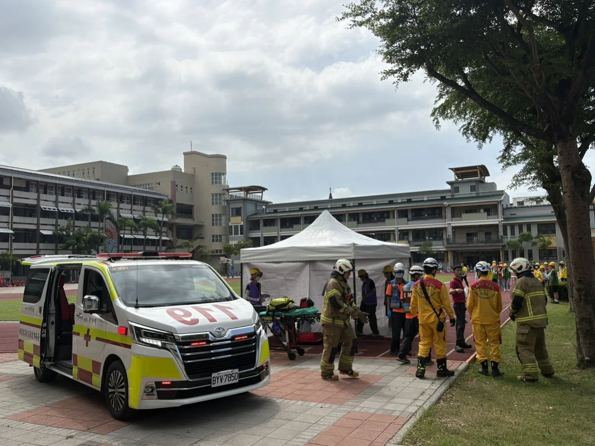 台南南區模擬5弱強震!省躬國民小學示範「趴、掩、穩」防災演練大公開