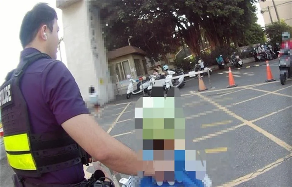 媽趕上班先走！彰化小男童獨自徒步上學 暖警路過急護送