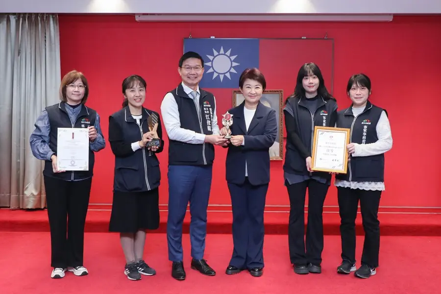 台中之光!市府刊物《聽看台中客》勇奪英國設計金獎 市長盧秀燕大讚:我的愛刊